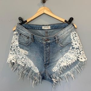 Free People We The Free Good Vibes Lace Trim Light Denim Cut Off Shorts Size 30